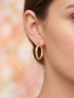 KUMLU KALEM DETAYLI ALTIN KÜPE - Görsel 2