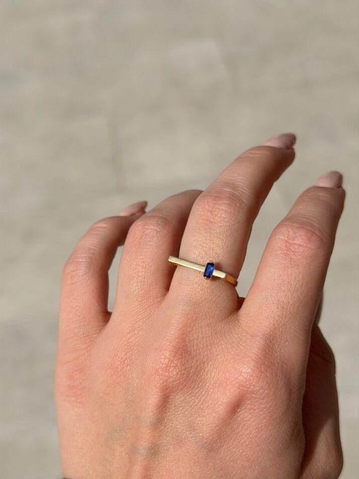 MİMARİ TASARIM MAVİ TAŞLI BAGET ALTIN YÜZÜK - Görsel 2