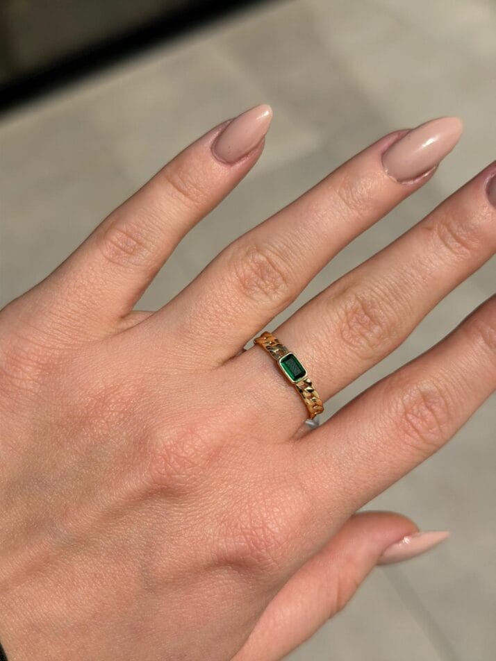 YEŞİL BAGET TAŞLI ZİNCİR YAPILI ALTIN YÜZÜK - Görsel 2